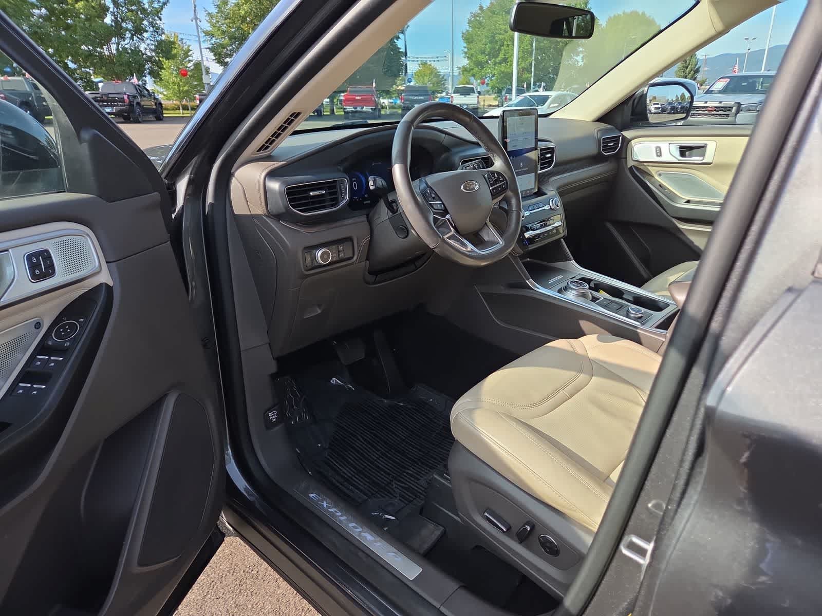 Used 2020 Ford Explorer Platinum w/ Premium Technology Package AWD/4WD image 10