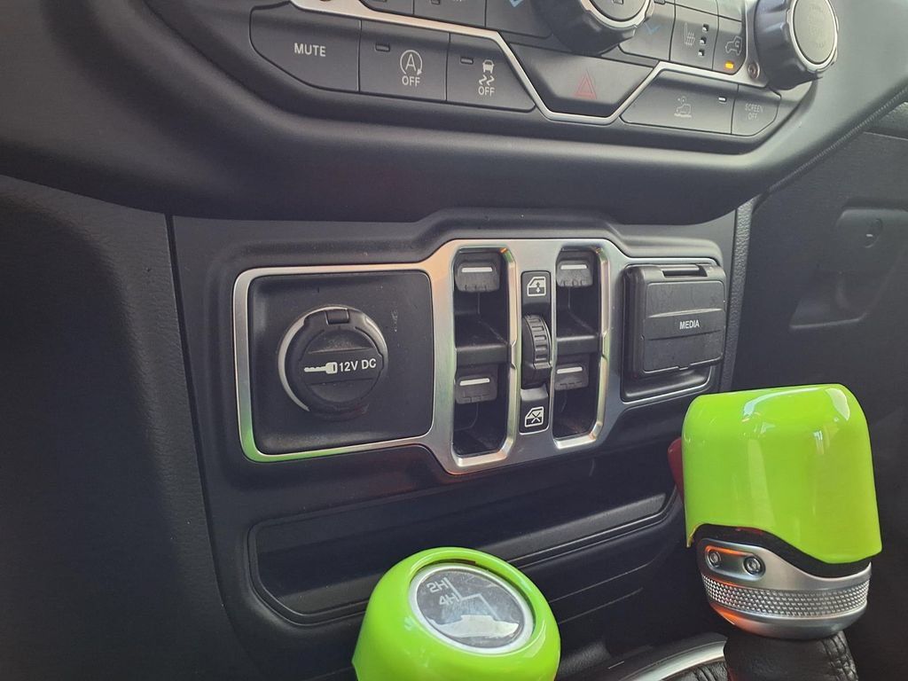Used 2023 Jeep Gladiator Sport AWD/4WD image 7