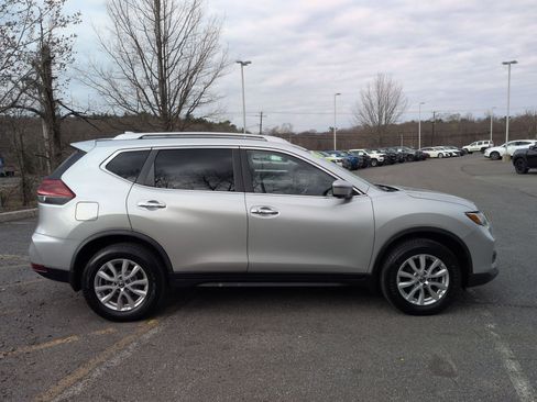 Used 2018 Nissan Rogue SV w/ Premium Package image 4