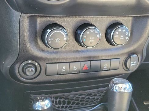 Used 2018 Jeep Wrangler Unlimited Sahara w/ Connectivity Group AWD/4WD image 30