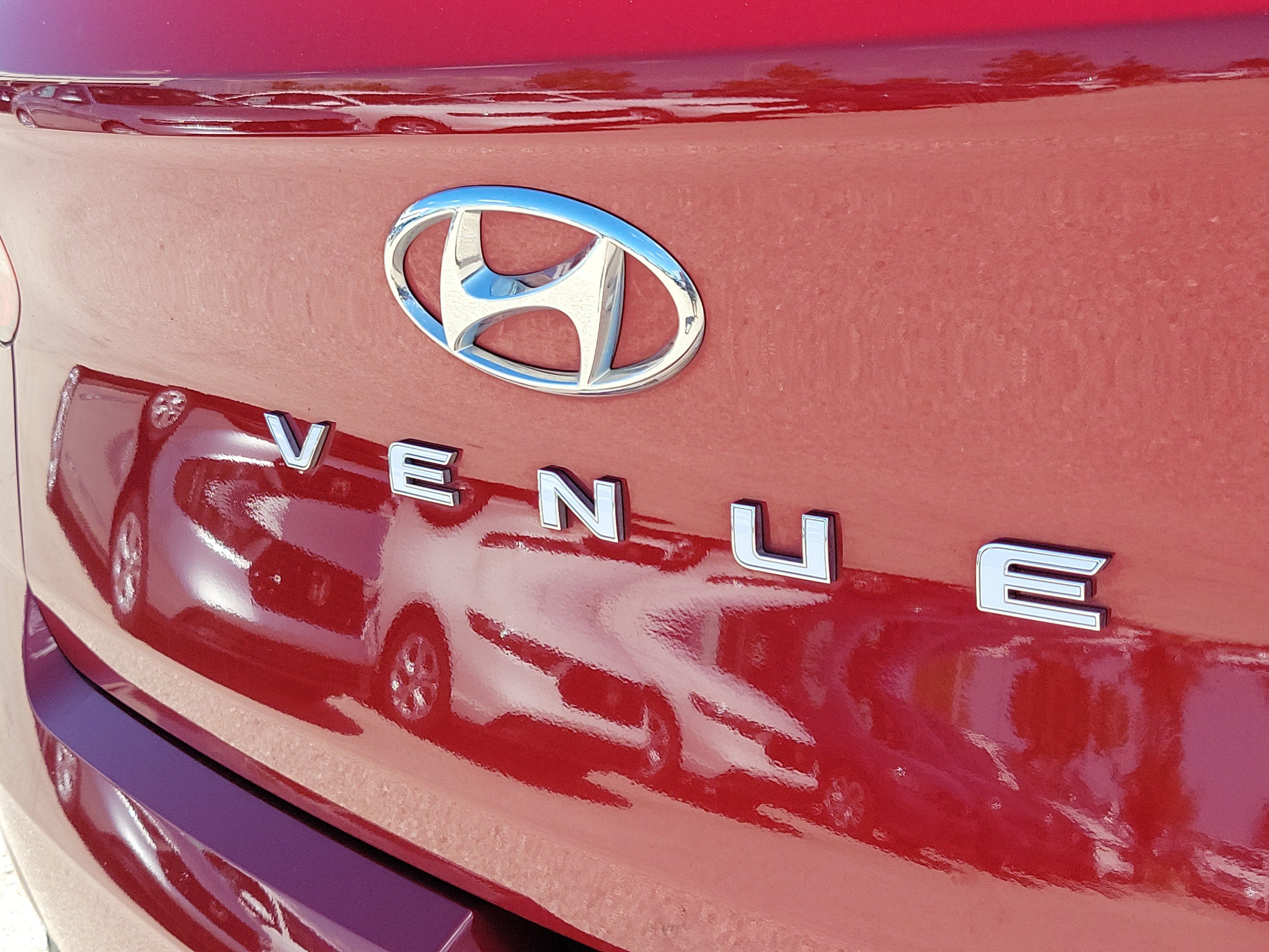 Used 2022 Hyundai Venue Limited FWD image 7