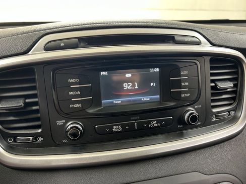 Used 2017 Kia Sorento LX image 14