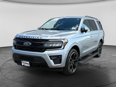 Used 2024 Ford Expedition Limited AWD/4WD image 4