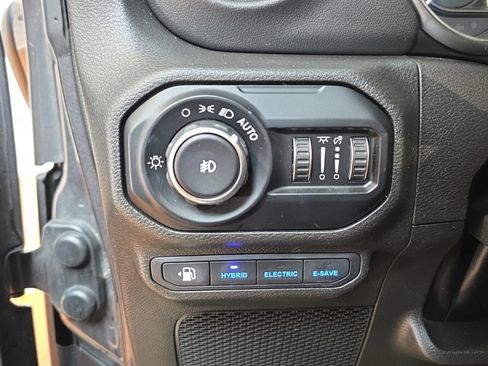 Used 2022 Jeep Wrangler Unlimited Sahara w/ Cold Weather Group image 38