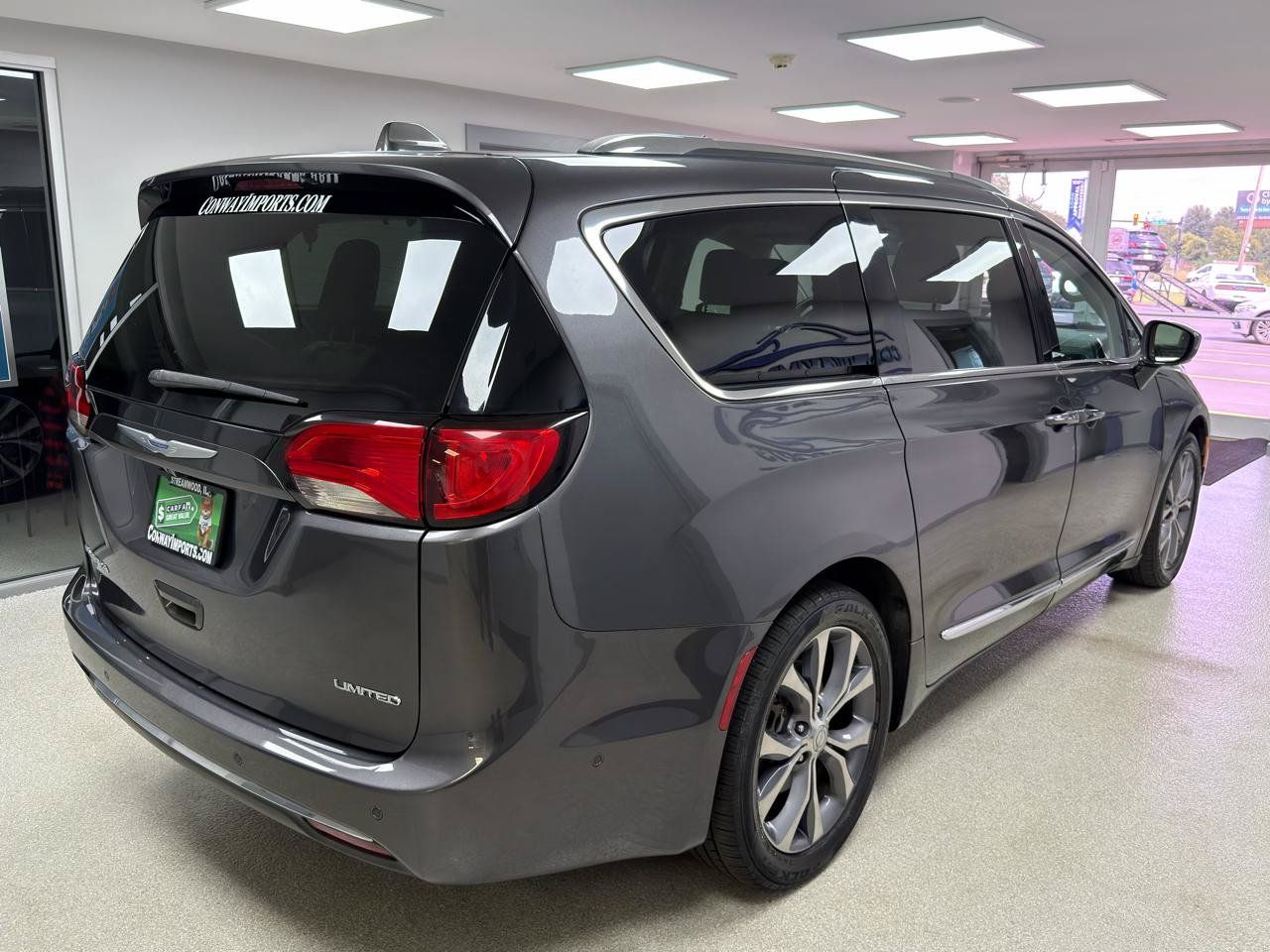 Used 2020 Chrysler Pacifica Limited w/ Tire & Wheel Group FWD image 3