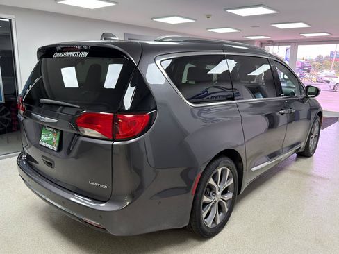 Used 2020 Chrysler Pacifica Limited w/ Tire & Wheel Group FWD image 3