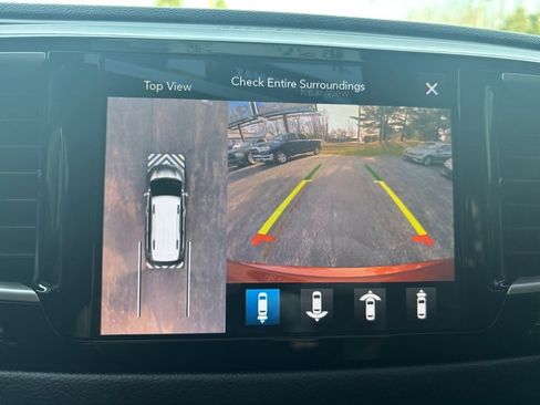 Used 2020 Chrysler Pacifica Touring w/ Advanced Safetytec Group image 22