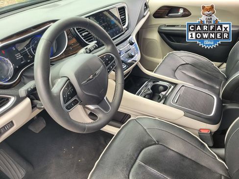 Used 2023 Chrysler Pacifica Limited FWD image 18