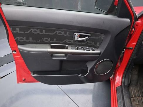 Used 2013 Kia Soul + FWD image 19