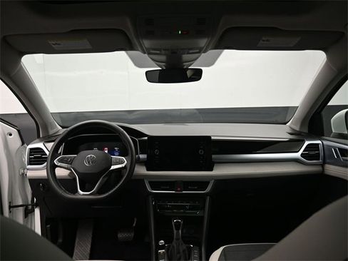 Certified 2025 Volkswagen Taos SE w/ Panoramic Sunroof Package image 27