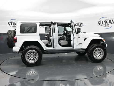 Used 2022 Jeep Wrangler Unlimited Sahara AWD/4WD image 36