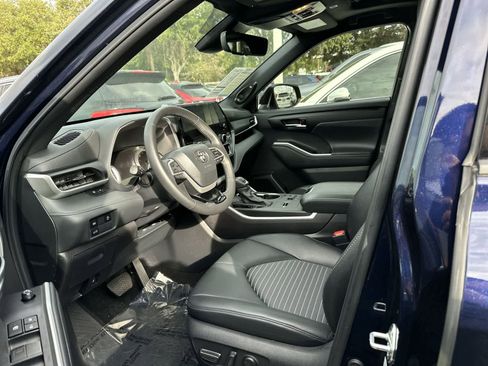 Used 2024 Toyota Highlander LE image 2