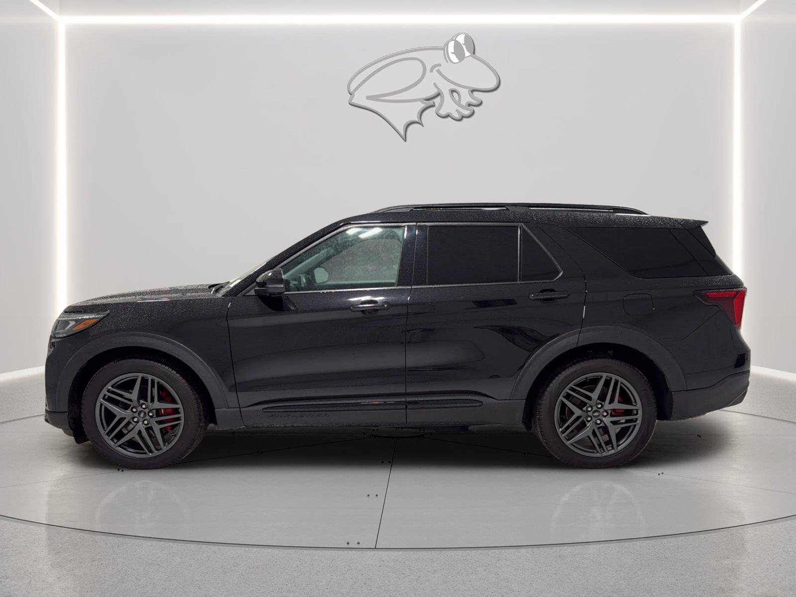 Used 2025 Ford Explorer ST AWD/4WD image 2