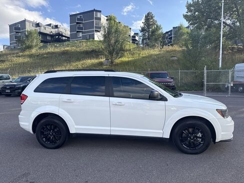 Used 2020 Dodge Journey SE w/ SE Popular Equipment Group image 4