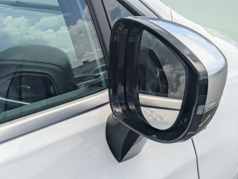 Used 2023 Chrysler Pacifica Pinnacle FWD image 8
