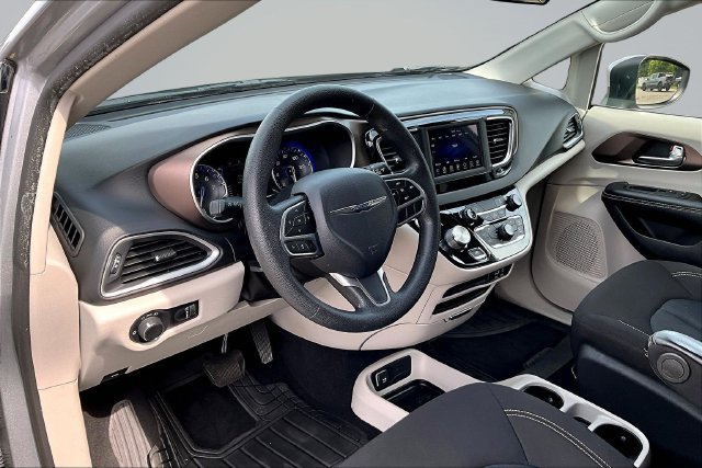 Used 2020 Chrysler Voyager L FWD image 15