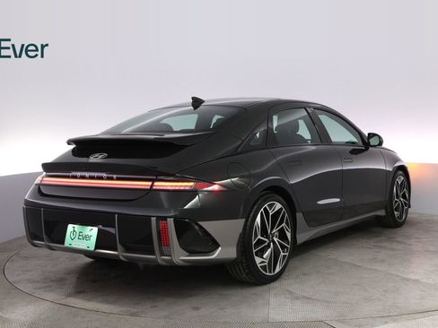 Used 2023 Hyundai Ioniq 6 Limited image 3