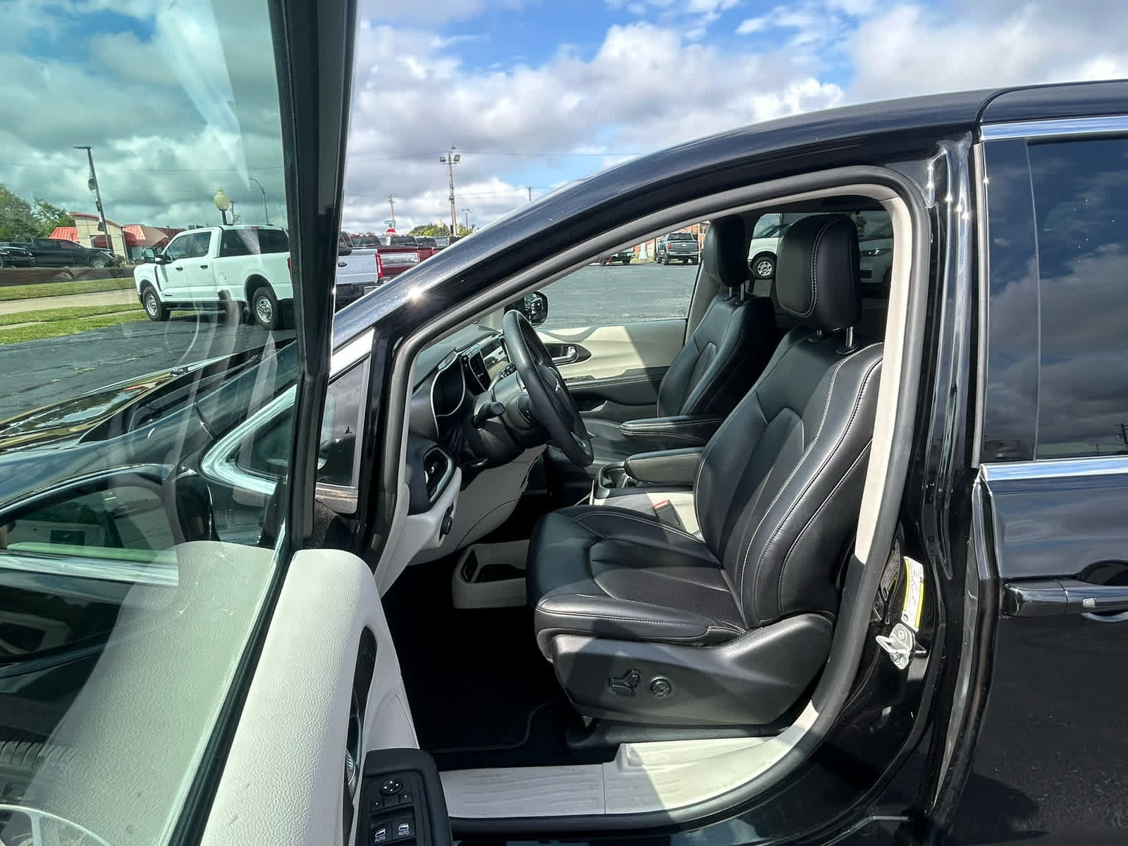 Used 2024 Chrysler Pacifica Touring-L FWD image 21
