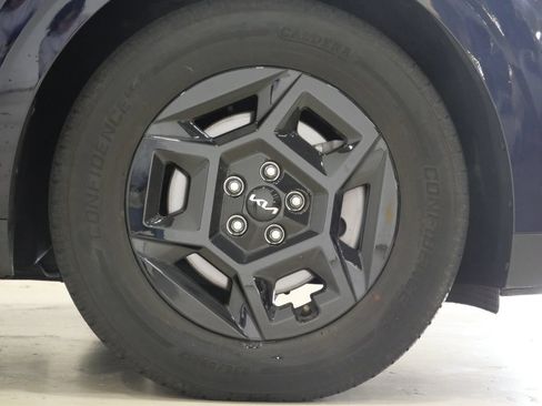 Used 2025 Kia Carnival FWD image 8