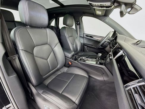 Certified 2025 Porsche Macan image 32