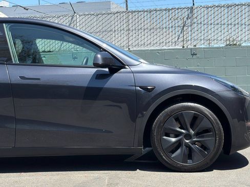 Used 2024 Tesla Model Y Long Range AWD/4WD image 35