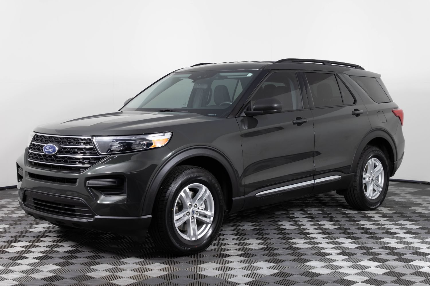 Used 2023 Ford Explorer XLT AWD/4WD image 1