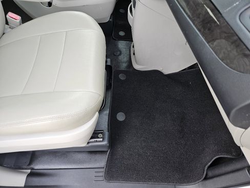 Used 2018 Dodge Grand Caravan SE image 37