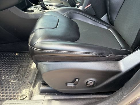 Used 2019 Jeep Cherokee Latitude Plus AWD/4WD image 6