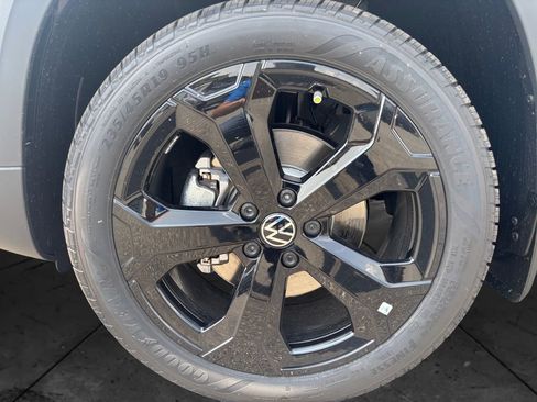 Used 2025 Volkswagen Taos SE image 14