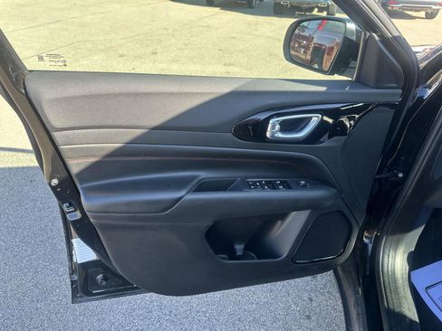 Used 2025 Jeep Compass Trailhawk image 17