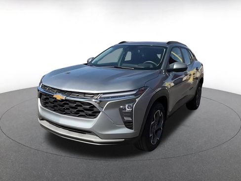 Used 2025 Chevrolet Trax LT FWD image 7