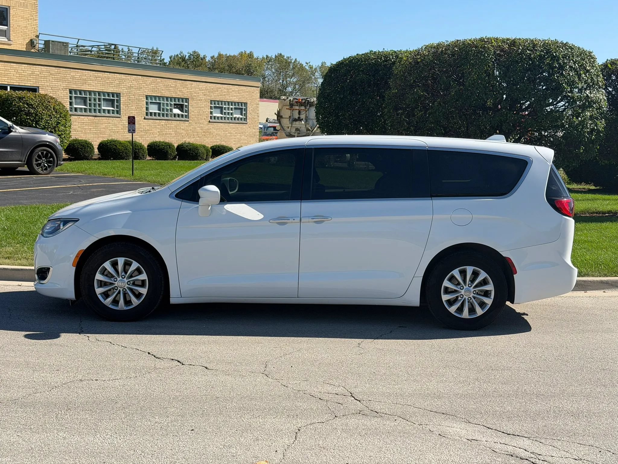 Used 2018 Chrysler Pacifica Touring Plus FWD image 2