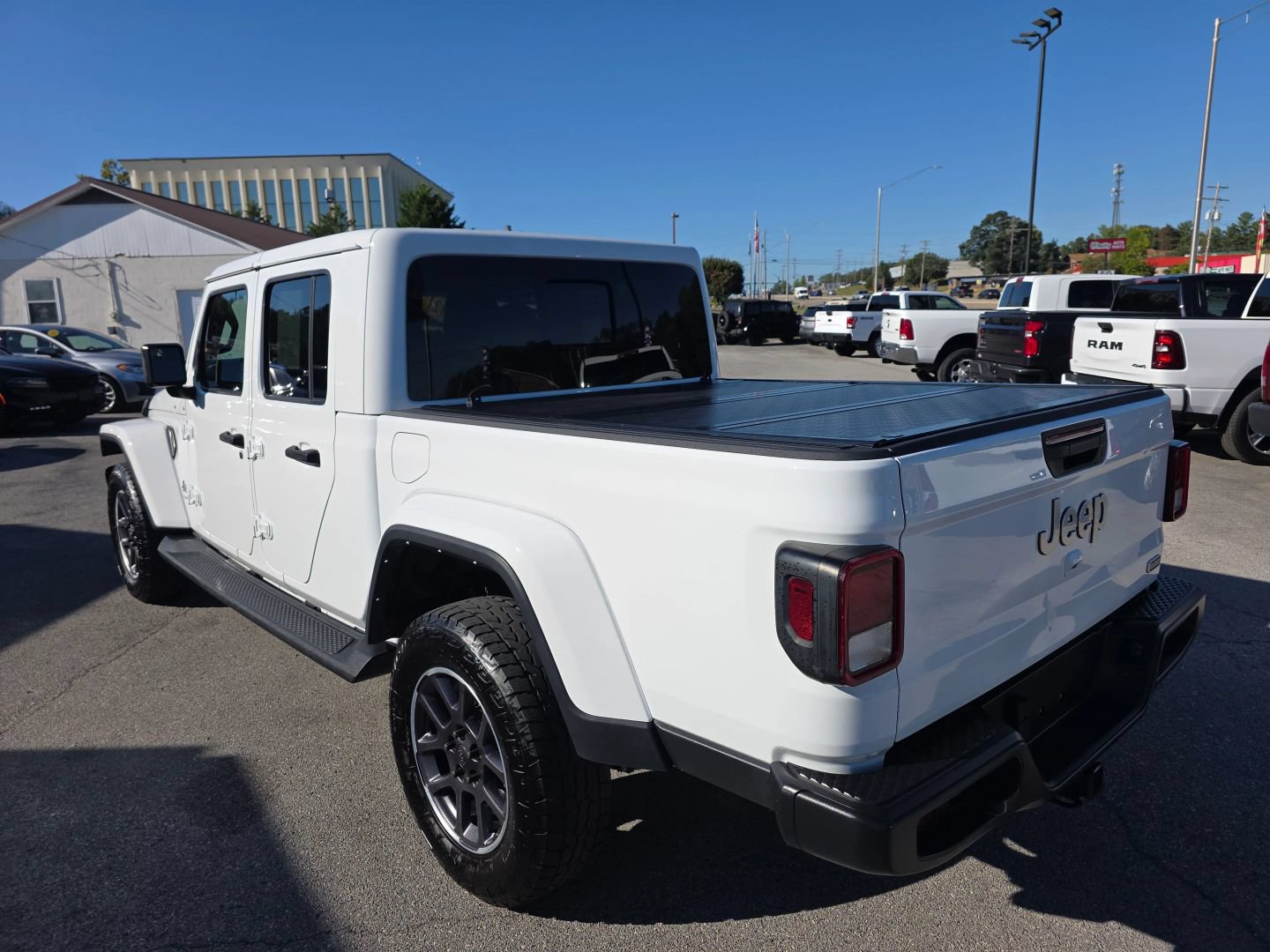 Used 2021 Jeep Gladiator Overland AWD/4WD image 3