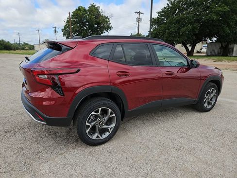 Used 2025 Chevrolet Trax LT FWD image 11