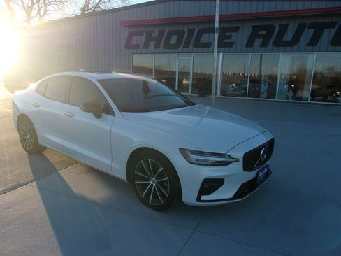 Used 2022 Volvo S60 B5 Momentum image 1