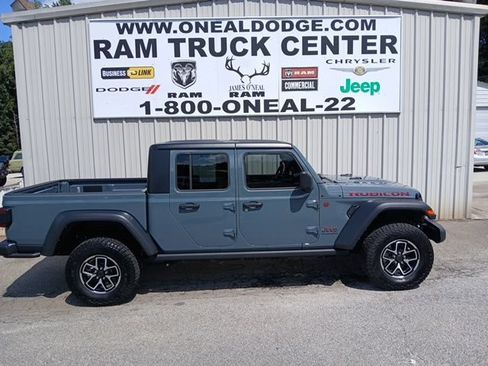 Used 2025 Jeep Gladiator Rubicon AWD/4WD image 2