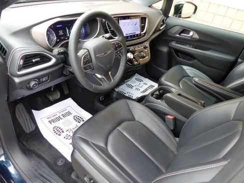 Used 2025 Chrysler Pacifica Select FWD image 18