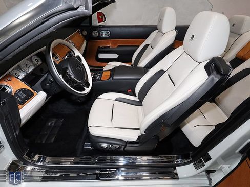 Used 2017 Rolls-Royce Dawn RWD image 21