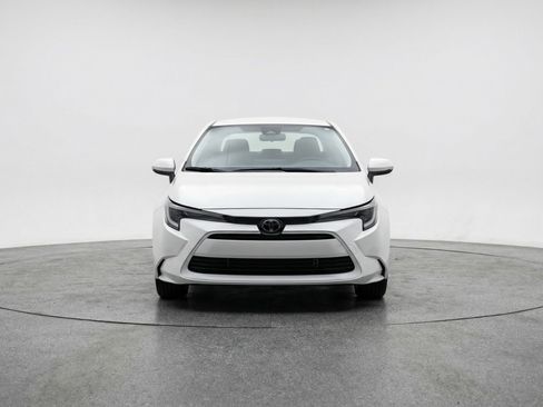 Used 2025 Toyota Corolla LE FWD image 2