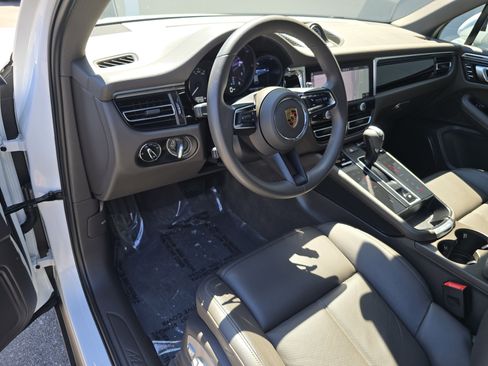 Certified 2023 Porsche Macan AWD/4WD image 4