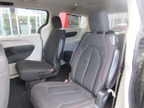 Used 2017 Chrysler Pacifica Touring Plus w/ Tire & Wheel Group image 28