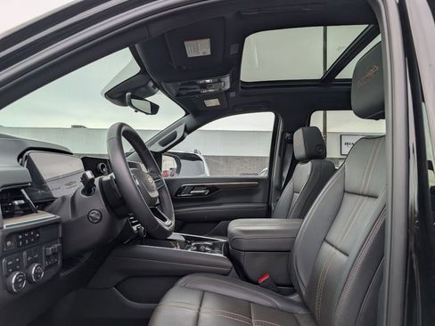 Used 2025 Chevrolet Suburban High Country AWD/4WD image 9