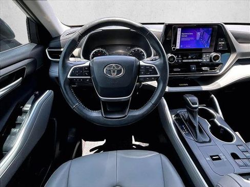 Used 2023 Toyota Highlander XLE FWD image 7