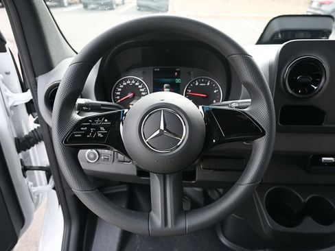 Used 2025 Mercedes-Benz Sprinter 2500 image 2