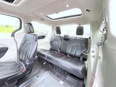 Used 2020 Chrysler Pacifica Limited FWD image 20
