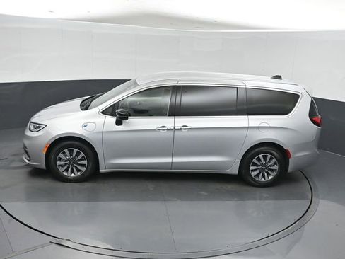 Used 2024 Chrysler Pacifica Limited FWD image 36