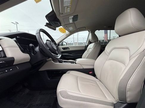 Used 2024 Nissan Pathfinder SL image 8