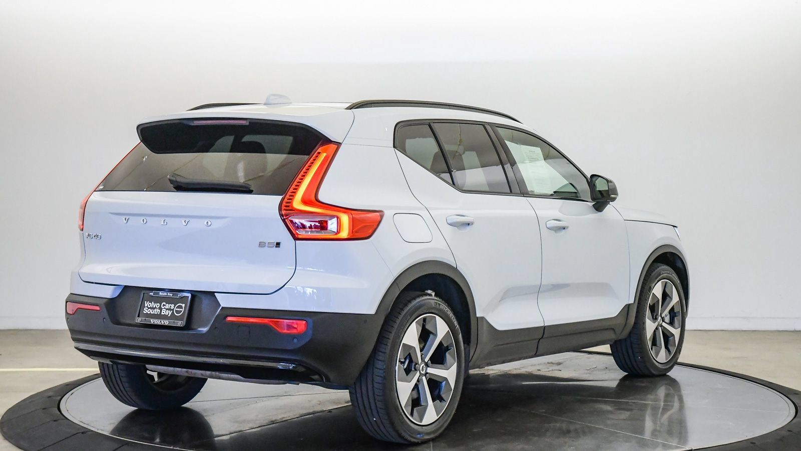 Certified 2026 Volvo XC40 B5 Plus AWD/4WD image 5