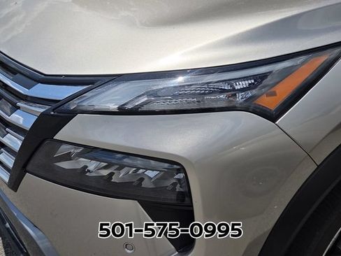 Used 2025 Nissan Rogue SL FWD image 11