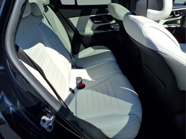 Used 2024 Mercedes-Benz GLC 300 4MATIC image 19